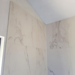 hvide-marmor-fliser-klinker-badevaerelse
